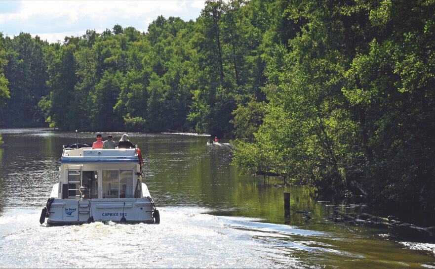 Abgelegt. Gleich nach der Marina Wolfsbruch geht es auf dem Hütten­kanal in die Tiefen der Natur. Rechts rum sind es nur ein paar hundert Meter bis zur ersten Schleuse. Links geht es zum prachtvollen Schloss Rheinsberg