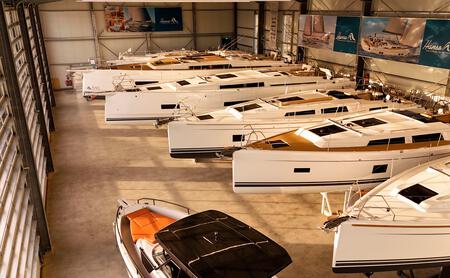 Segel- und Motoryachten im Showroom der HanseYachts AG