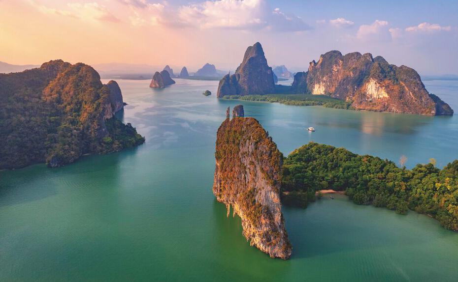 Phang-Nga Nationalpark. Über die Fläche von etwa 400 km² erstreckt sich eine einzigartige Landschaft aus imposanten Kalksteinfelsen, Höhlen und smaragdgrünem Meer 