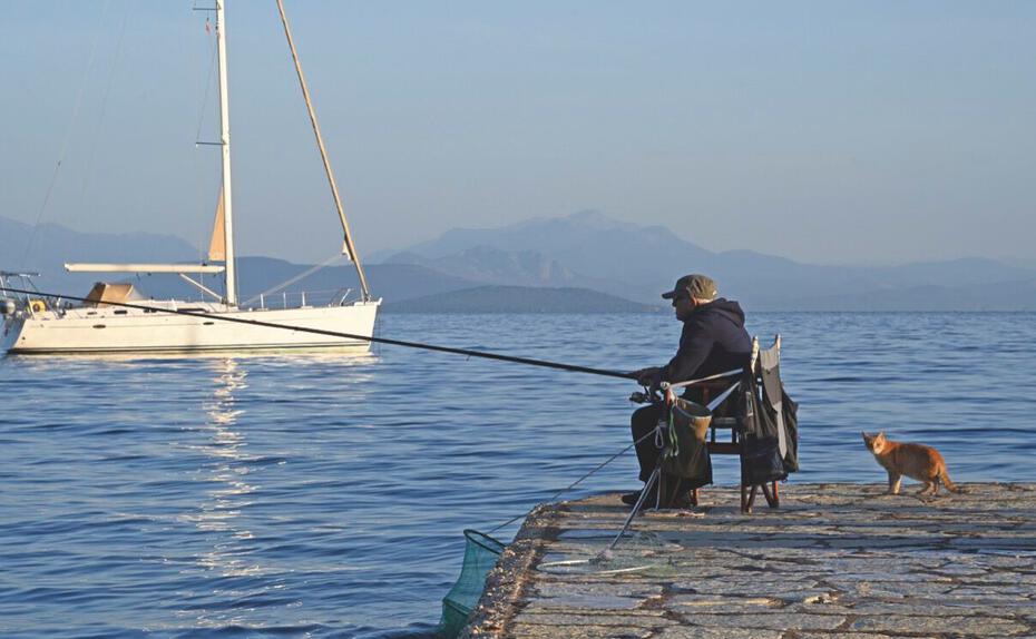 Stille Tage. In Vónitsa hat man sich dem Yachtsport schon zugewandt und eine Mole gebaut, die Zeit verläuft aber immer noch gemächlich