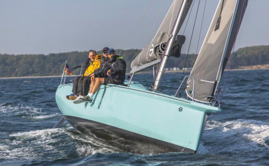 Freudvoll. Wind und Welle machen mit der Sunbeam 29.1 Spaß. Das Doppelruder verhindert auch bei ordentlich Lage, dass auf der Kreuz die Kontrolle verloren geht